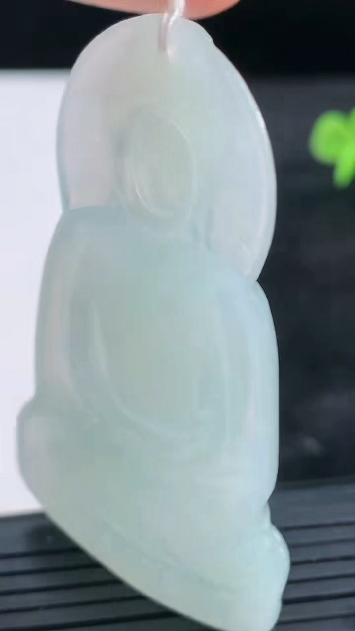 天然A货翡翠大日如来吊坠尺寸60.7-36.2-5.2重量:20.61g
3月26日