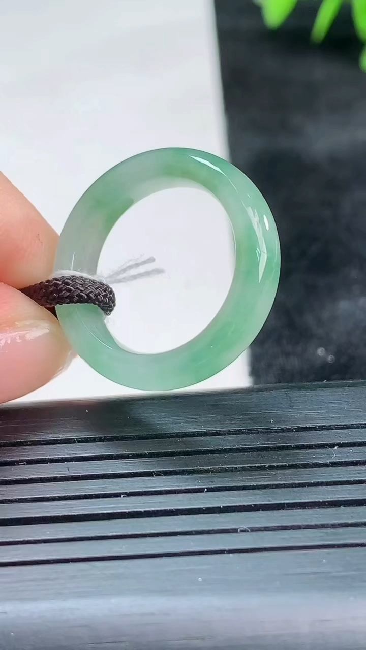 天然A货翡翠指环戒指尺寸17.7-5.3-3.5重量:3.91g2026年3月26日
工厂直销收藏佳品,种好水足，色泽均匀，有种有色，上手高大气！