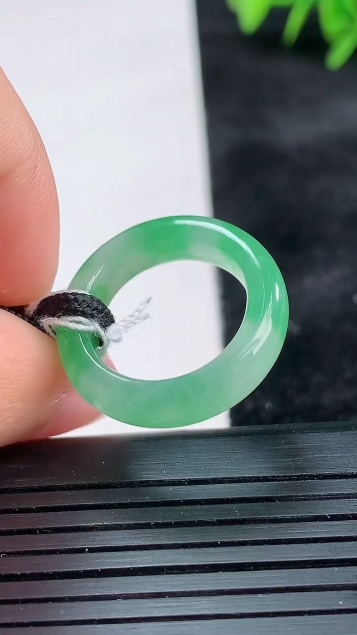 天然A货翡翠指环戒指尺寸16.3-5.5-3.5重量:3.99g2026年3月26日
工厂直销收藏佳品,种好水足，色泽均匀，有种有色，上手高大气！