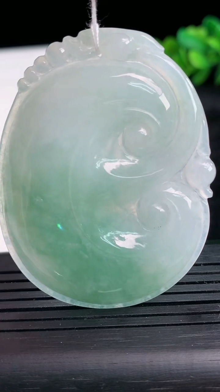 天然A货翡翠如意吊坠尺寸54.1-47.6-5.7重量:23.89g
3月26日