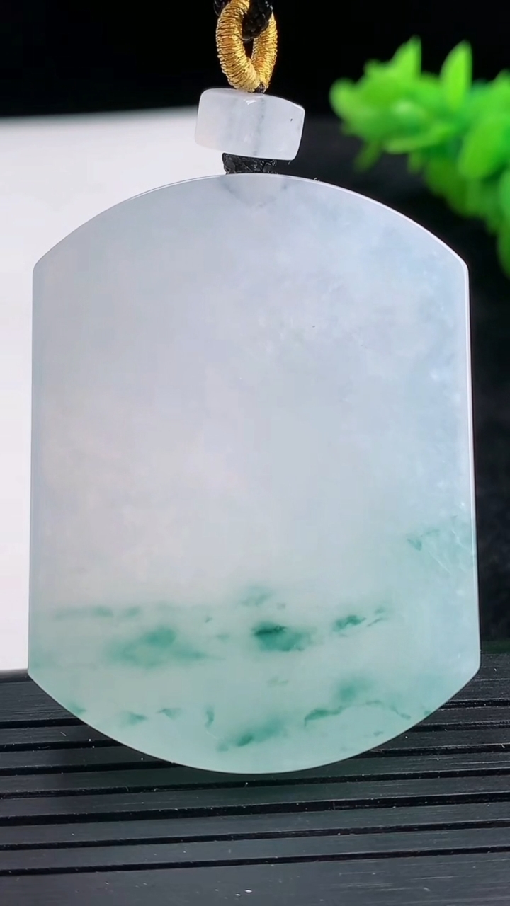 天然A货翡翠种飘花无事牌吊坠尺寸51.3-37.9-6重量:37.09g
3月26日