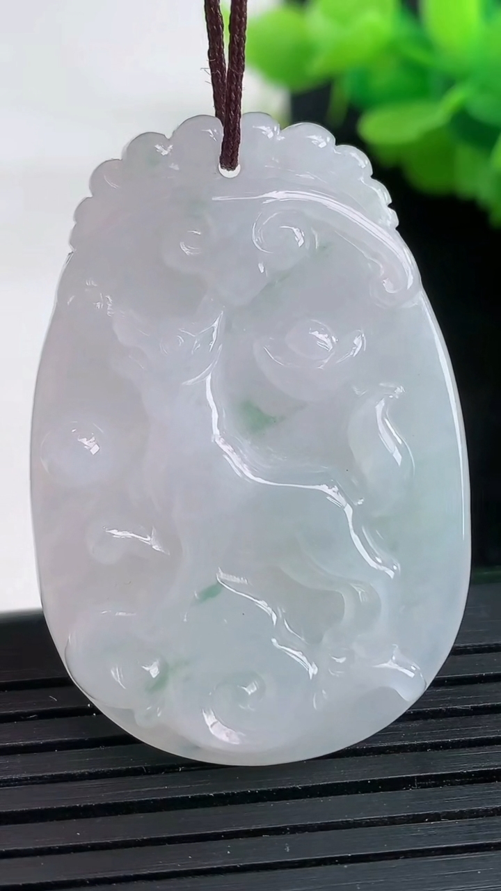天然A货翡翠飘花生肖狗吊坠尺寸52.5-28.5-5.4重量:12.22g
3月26日