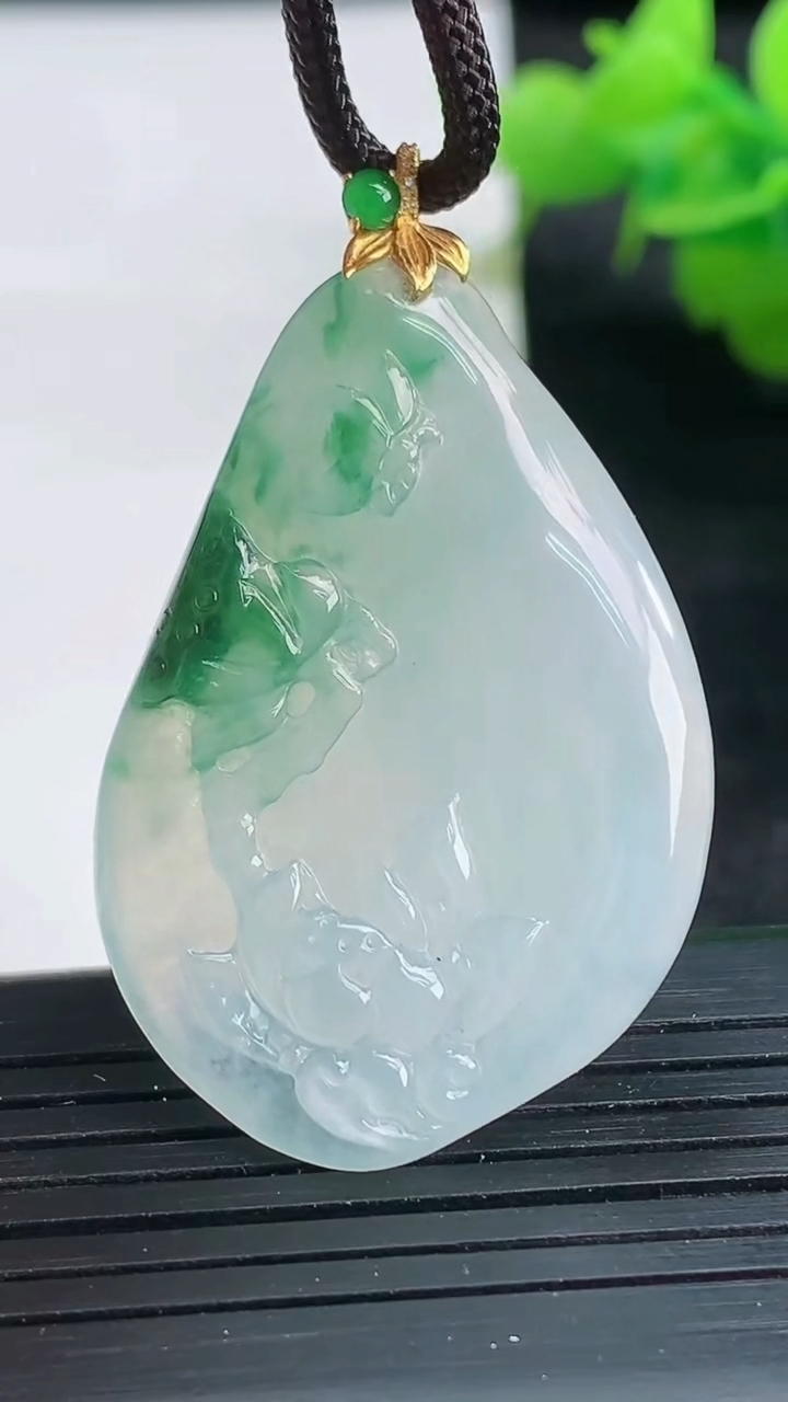 天然A货翡翠种飘花和和美美 荷花吊坠尺寸40.3-25.6-3.7重量:8.16g
3月26日