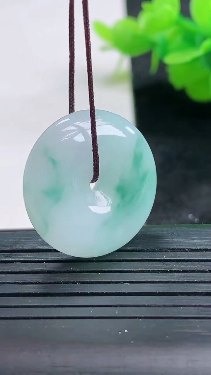 天然A货翡翠飘花平安扣吊坠尺寸23.2-5.7重量:6.71g
3月26日