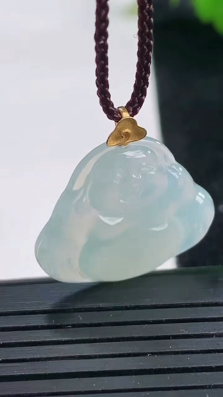 天然A货翡翠佛公吊坠尺寸21.8-24.8-3.6重量:3.69g
3月26日