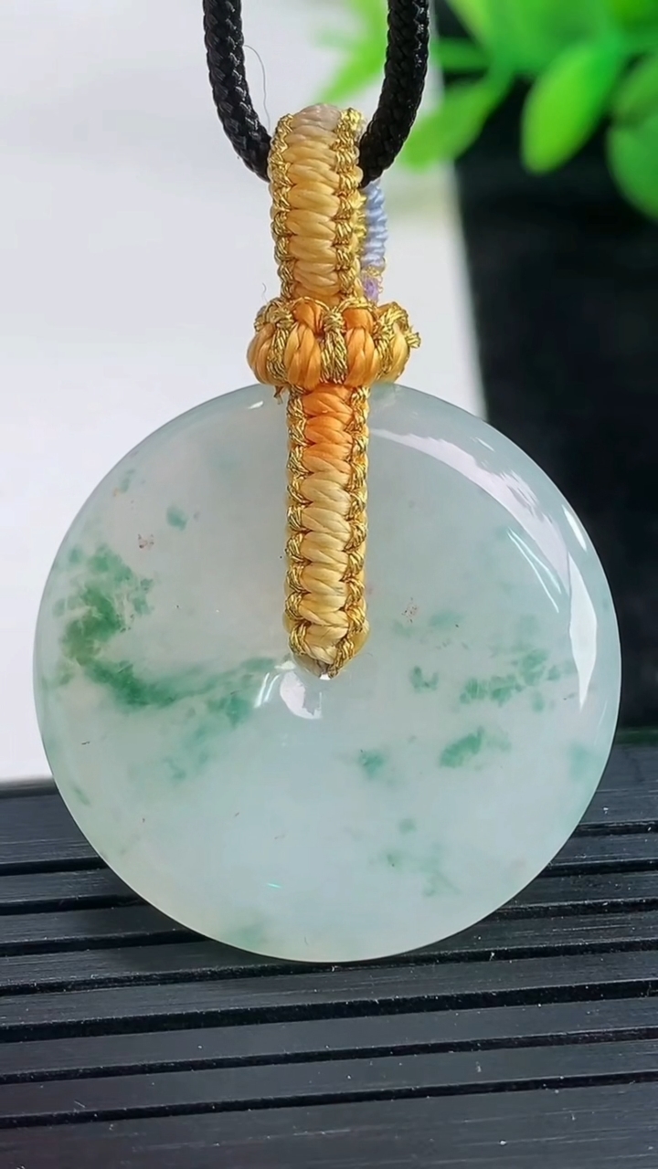 天然A货翡翠飘花平安扣吊坠尺寸28.9-4.9重量:9.33g
3月26日