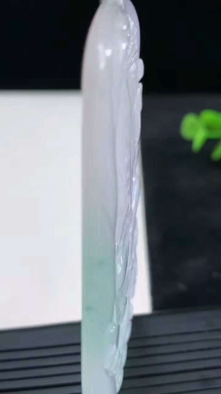 天然A货翡翠紫罗兰飘花虚空藏菩萨吊坠尺寸74.4-46.4-5.3重量:44.16g
3月26日