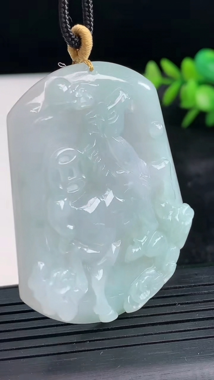 天然A货翡翠生肖马吊坠尺寸53.3-45.7-5.3重量:26.30g
3月26日