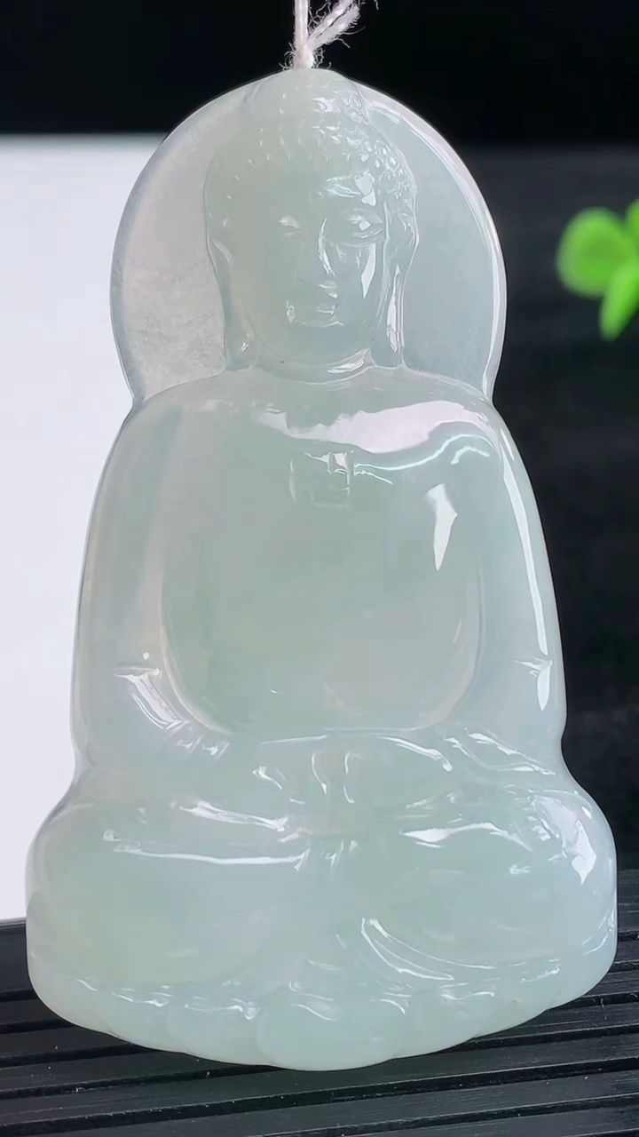 天然A货翡翠大日如来吊坠尺寸60.7-36.2-5.2重量:20.61g
3月26日