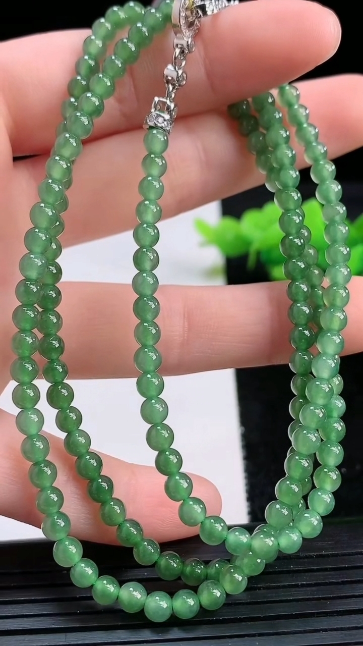 天然A货翡翠小米珠项链尺寸3.8-170颗重量:17.77g
3月26日