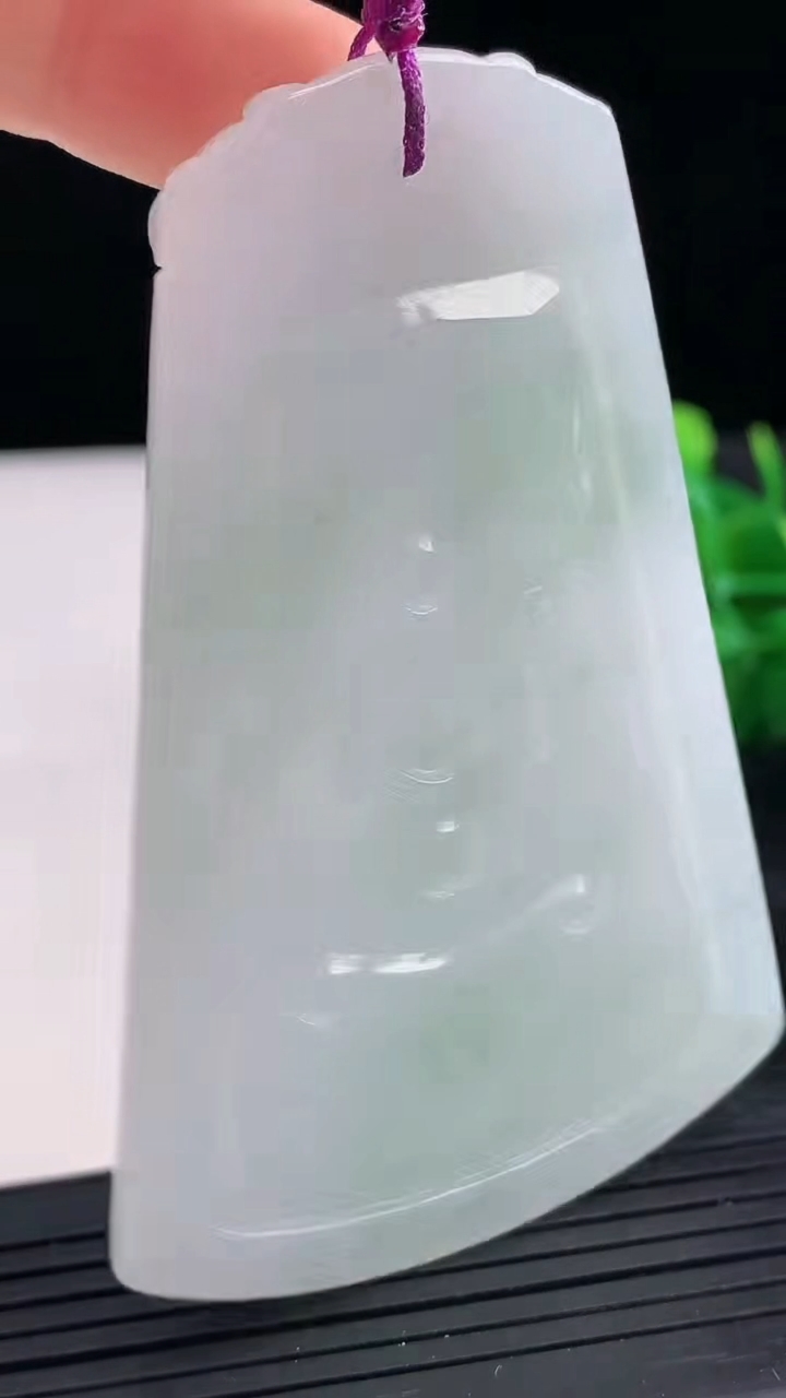 天然A货翡翠虚空藏菩萨吊坠尺寸74.3-48.3-6.5重量:44.09g
3月26日