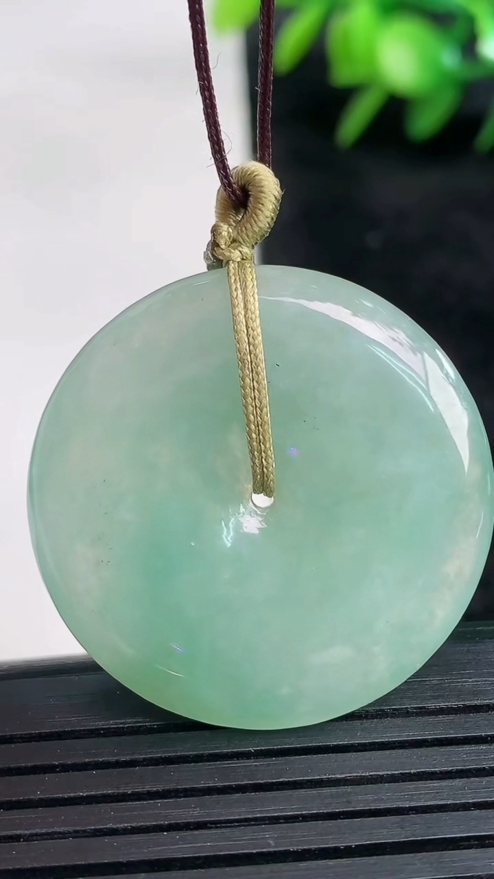 天然A货翡翠平安扣吊坠尺寸32.5-5.5重量:12.49g
3月26日