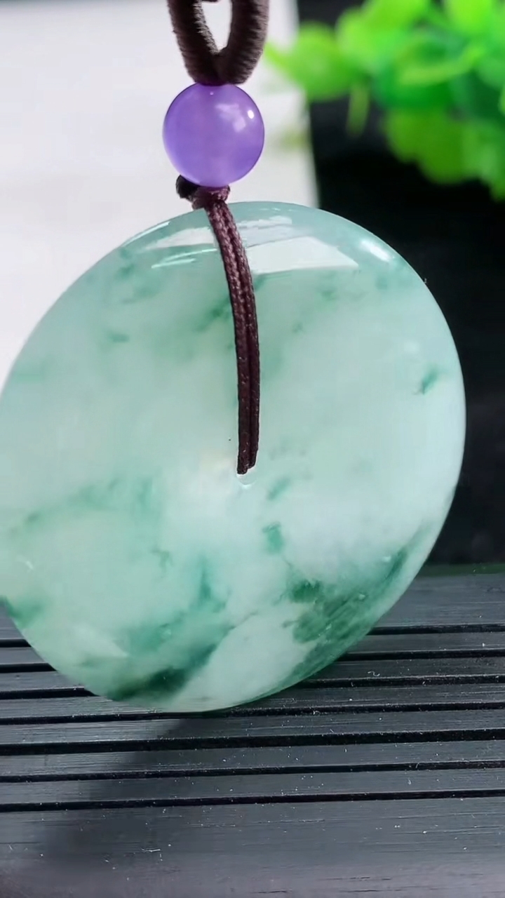 天然A货翡翠飘花平安扣吊坠尺寸36.8-5.7重量:17.04g
3月26日