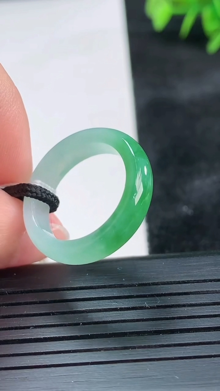 天然A货翡翠指环戒指尺寸17.4-5.3-3.2重量:3.25g2026年3月26日
工厂直销收藏佳品,种好水足，色泽均匀，有种有色，上手高大气！