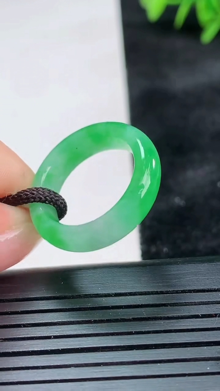 天然A货翡翠指环 戒指尺寸16.6-5.4-3.4重量:3.54g2026年3月26日
工厂直销收藏佳品,种好水足，色泽均匀，有种有色，上手高大气！