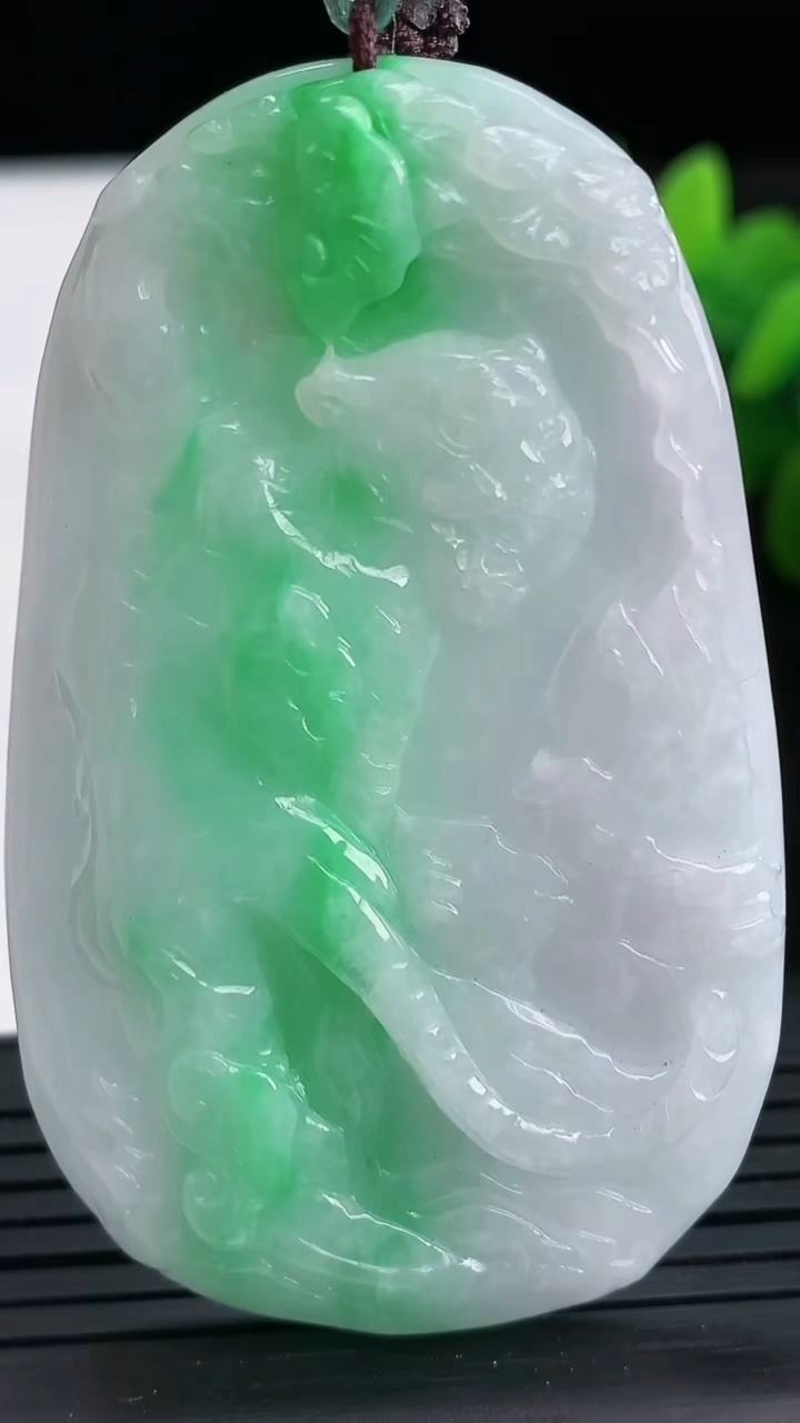 天然A货翡翠生肖虎吊坠尺寸61.7-36.8-6.2重量:26.12g
3月26日