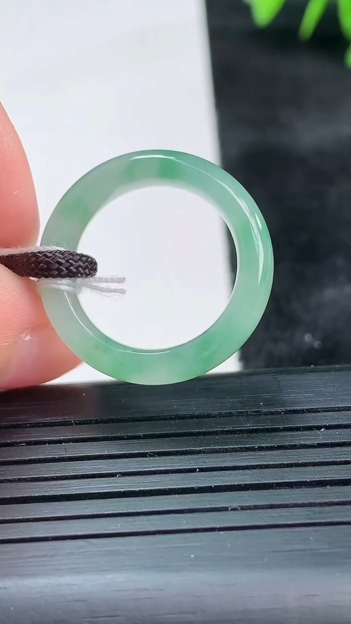 天然A货翡翠指环戒指尺寸17.7-5.3-3.5重量:3.91g2026年3月26日
工厂直销收藏佳品,种好水足，色泽均匀，有种有色，上手高大气！