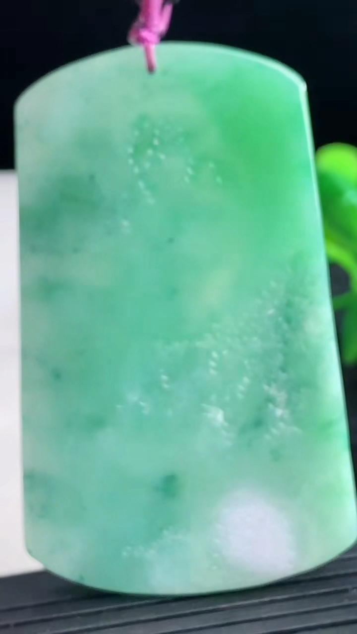 天然A货翡翠山水牌吊坠尺寸64.2-38.8-6.7重量:36.76g
3月26日