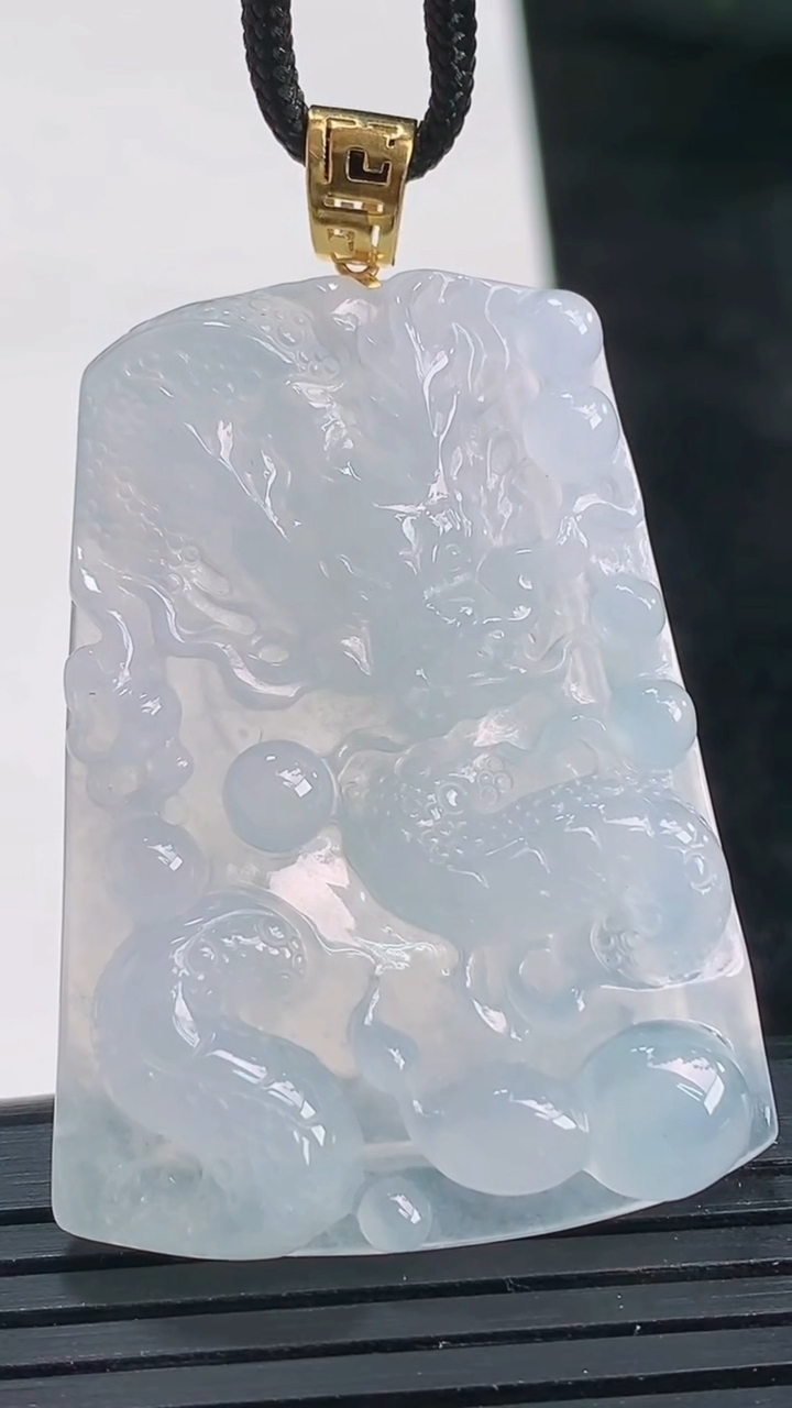 天然A货翡翠种紫罗兰龙牌吊坠尺寸40.4-29.8-5.6重量:12.72g
3月26日