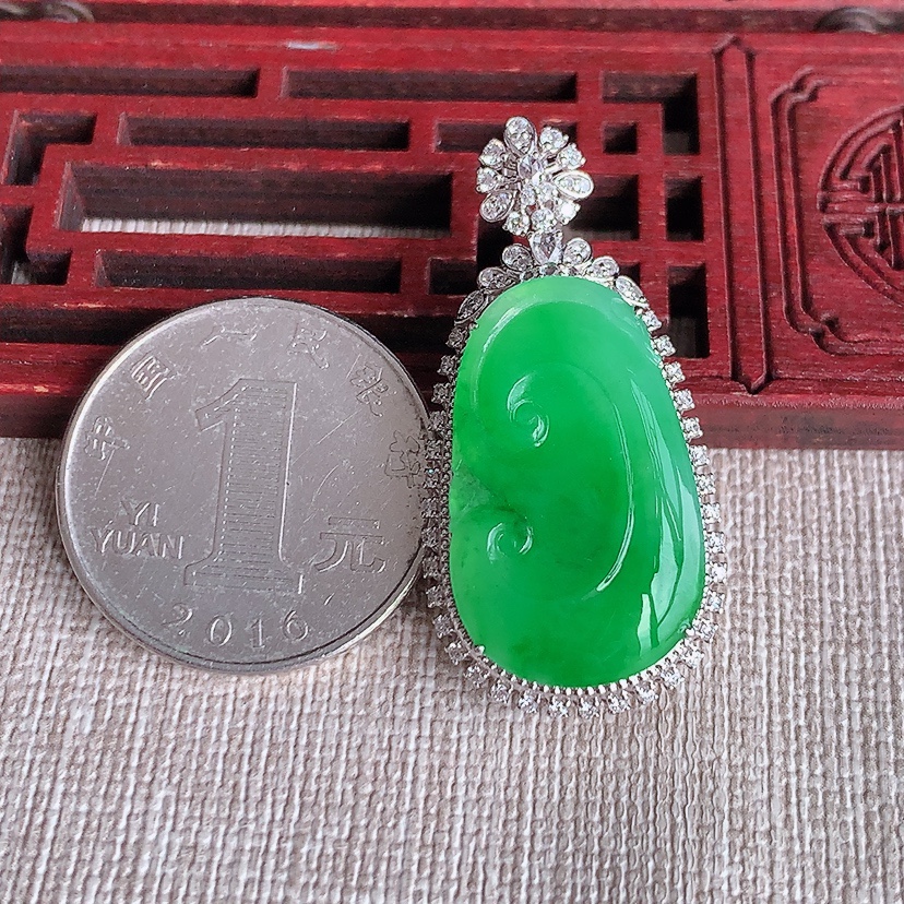 天然A货翡翠18K金伴钻镶嵌阳绿如意吊坠 
尺寸38.5-18.8-10.5裸石25.2-15.2mm 重量8.14g 0324