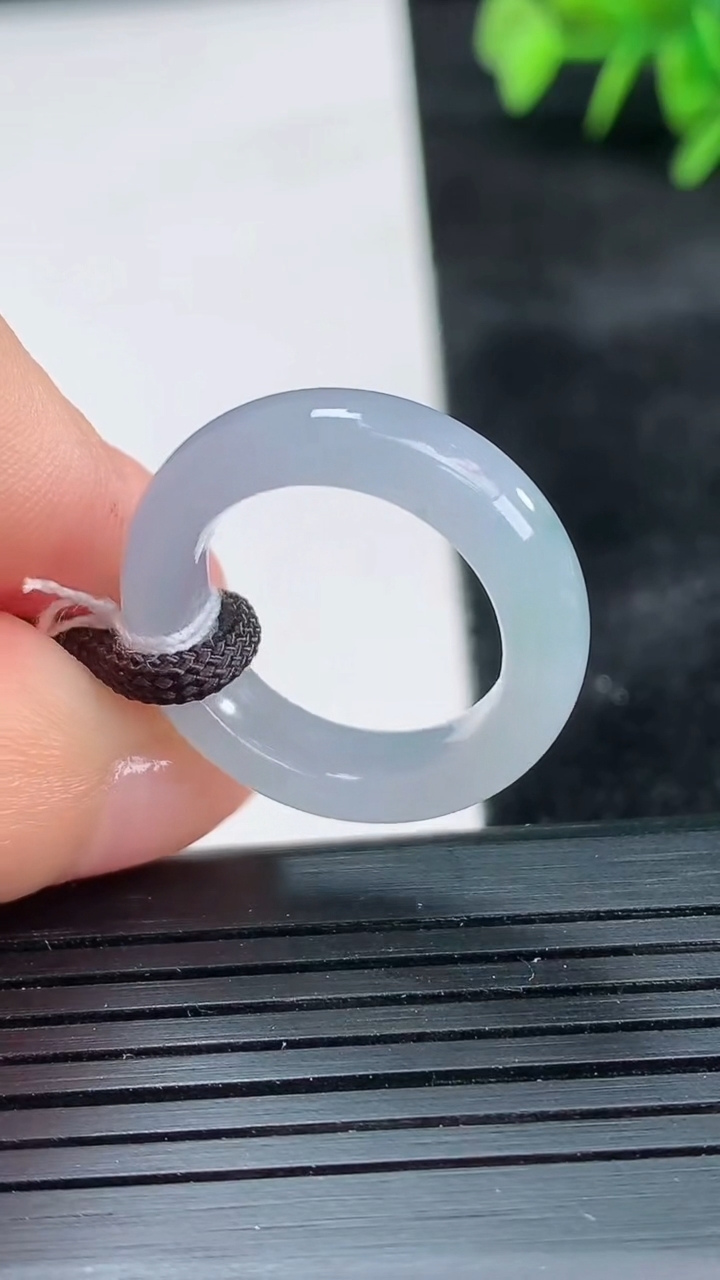 天然A货翡翠紫罗兰指环戒指尺寸16.5-5.8-3.6重量:4.31g2026年3月26日
工厂直销收藏佳品,种好水足，色泽均匀，有种有色，上手高大气！