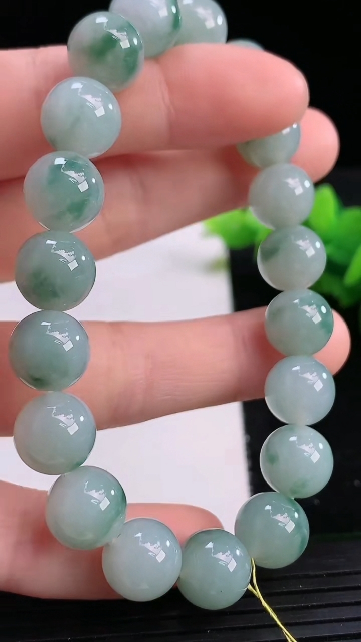 天然A货翡翠飘花圆珠手串尺寸9.8-19颗重量:36.22g3月26日
工厂直销收藏佳品,种好水足，色泽均匀，有种有色，上手高大气！