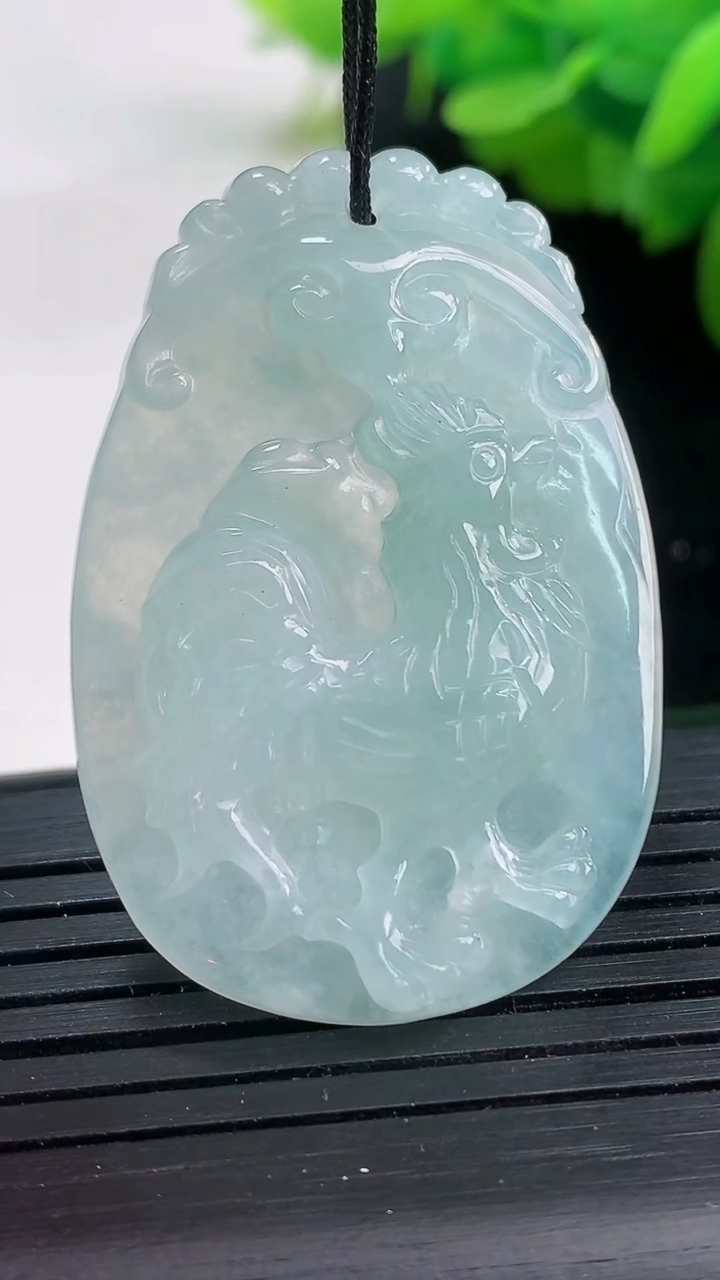 天然A货翡翠生肖鸡吊坠尺寸39.7-27.1-5.6重量:10.95g
3月26日