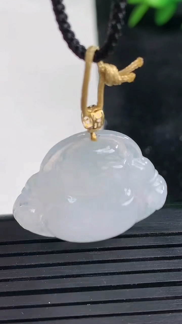 天然A货翡翠佛公吊坠尺寸22.5-27.7-5.1重量:5.15g
3月26日