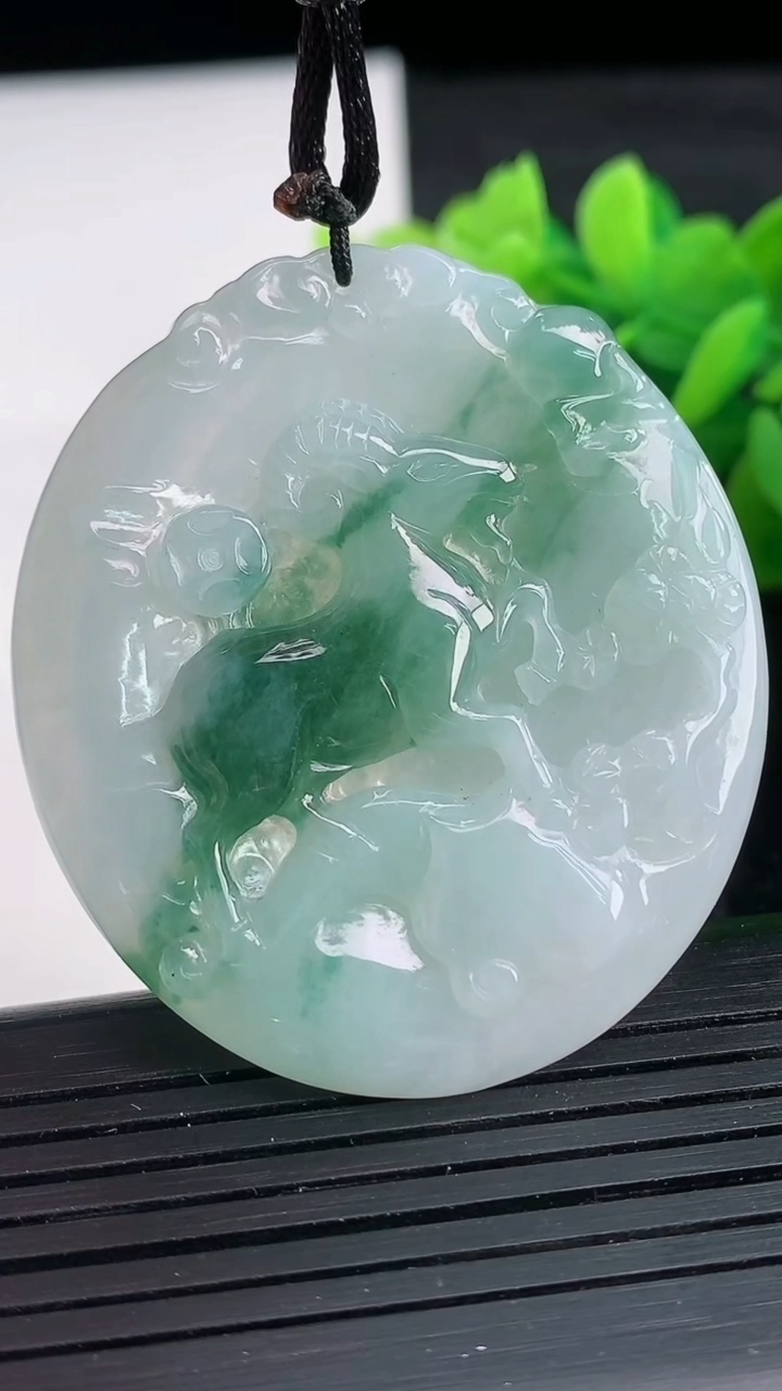 天然A货翡翠飘花生肖羊吊坠尺寸48.7-43.1-5.7重量:20.56g
3月26日