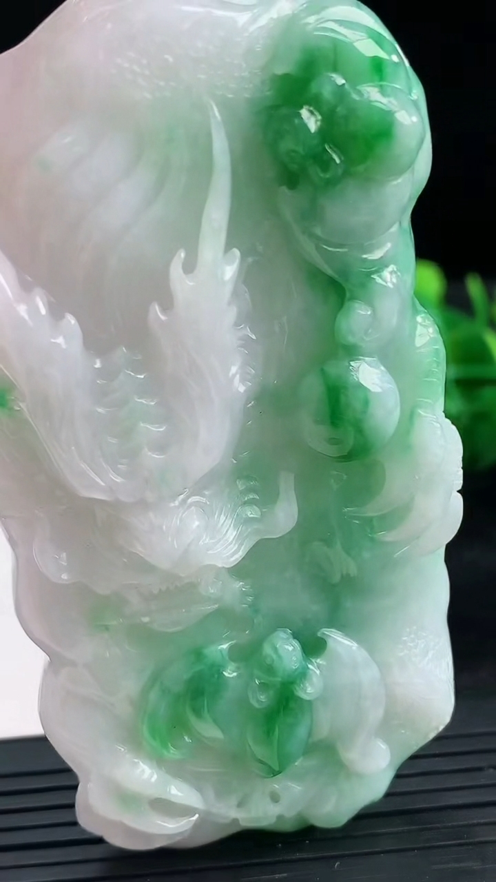 天然A货翡翠龙牌吊坠尺寸79.8-39-11.4重量:74.59g
3月26日