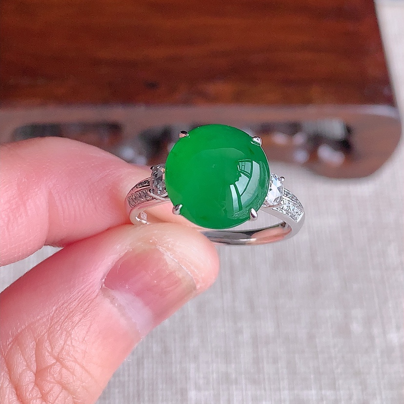 天然A货翡翠18K金伴钻镶嵌阳绿蛋面戒指 圈口17.4裸石
尺寸11.2-10.4mm 重量4.50