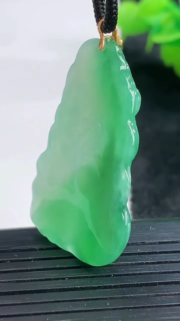 天然A货翡翠和和美美 荷叶鱼吊坠尺寸38.8-21.7-6.1重量:9.04g
3月26日