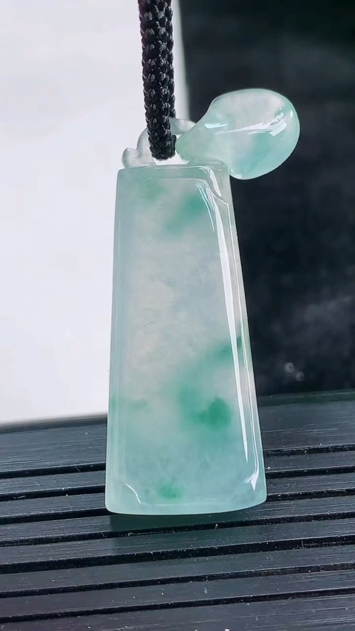 天然A货翡翠种飘花无事牌吊坠尺寸43-14-6.2重量:8.69g
3月26日