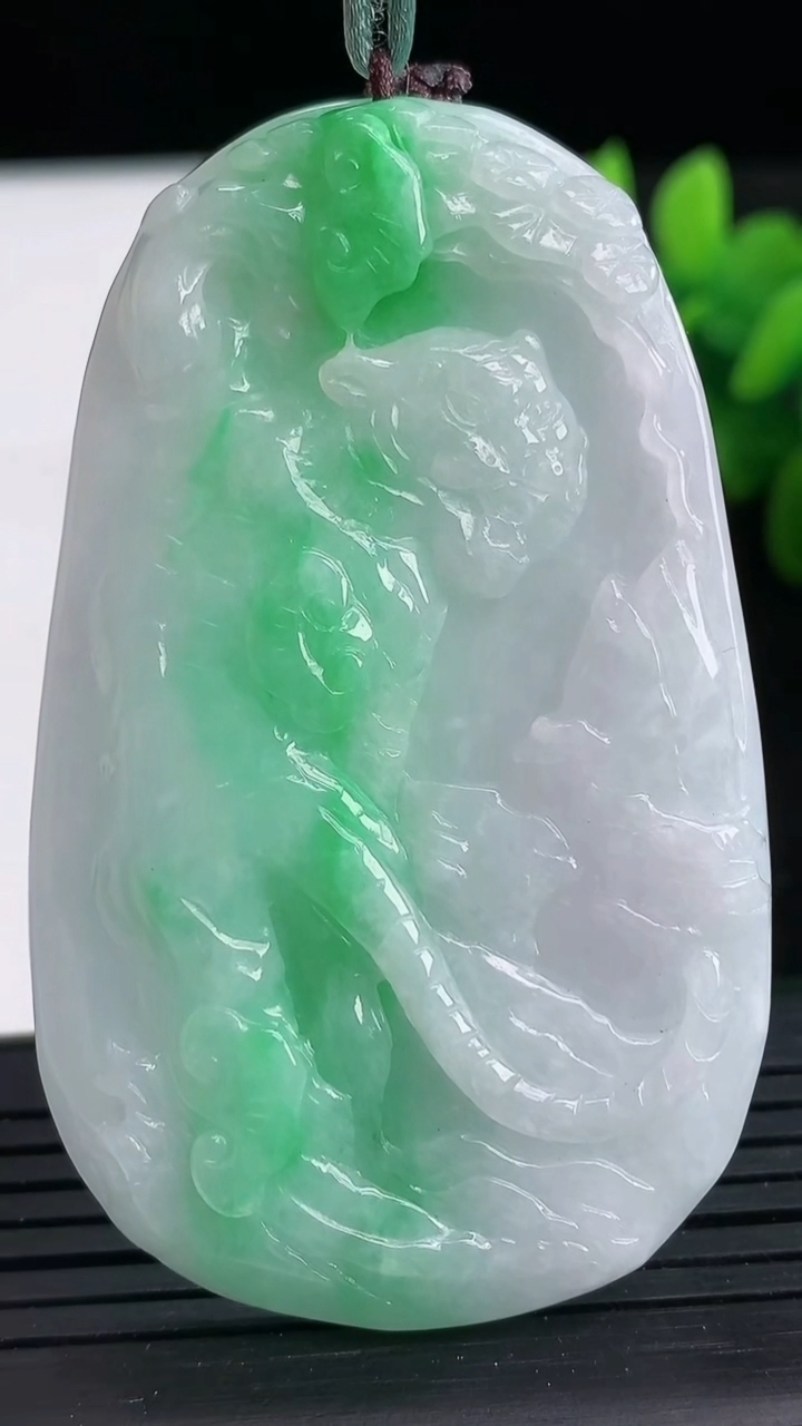 天然A货翡翠生肖虎吊坠尺寸61.7-36.8-6.2重量:26.12g
3月26日