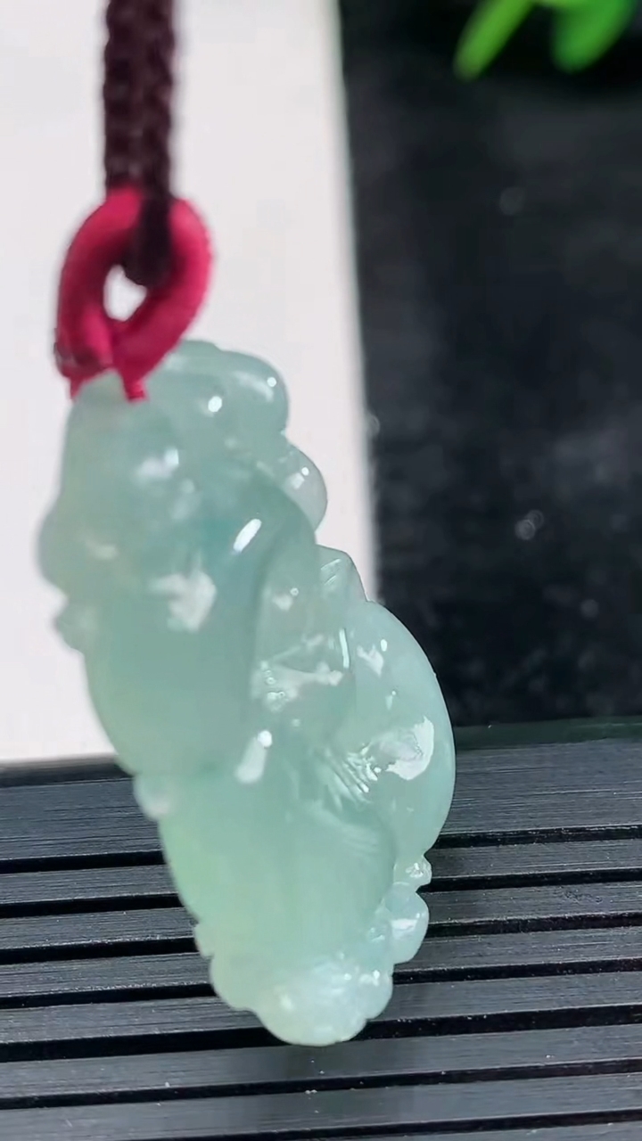 天然A货翡翠飘花如意吊坠尺寸32.8-20.1-5.6重量:7.57g
3月26日