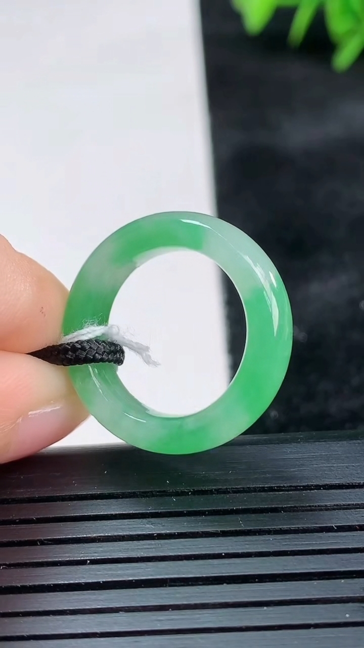 天然A货翡翠指环戒指尺寸16.3-5.5-3.5重量:3.99g2026年3月26日
工厂直销收藏佳