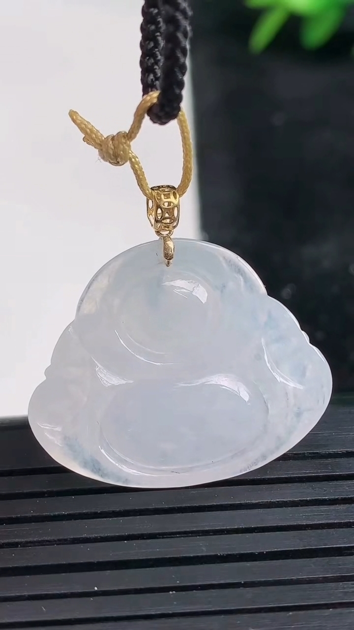 天然A货翡翠佛公吊坠尺寸22.5-27.7-5.1重量:5.15g
3月26日