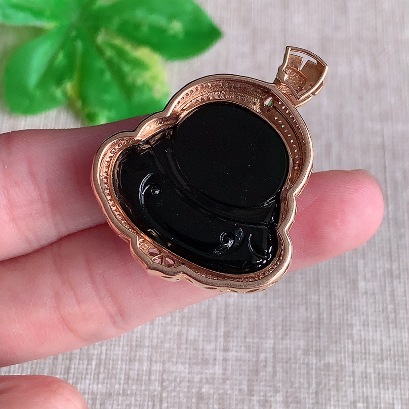 天然A货翡翠18K金伴钻镶嵌墨翠佛公吊坠 打灯全透 
尺寸38.5-30.2-11裸石22.5-26