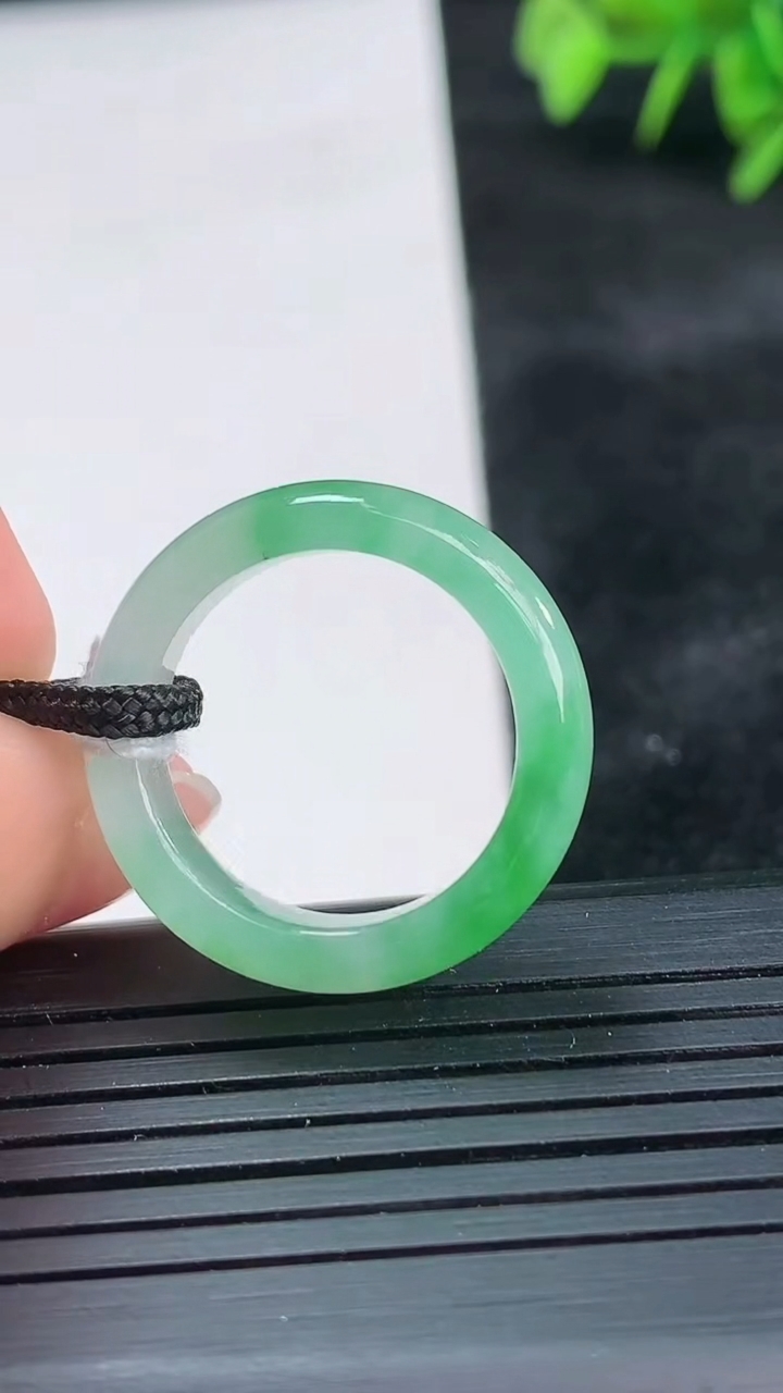 天然A货翡翠指环戒指尺寸17.9-5.4-3.3重量:3.82g2026年3月26日
工厂直销收藏佳品,种好水足，色泽均匀，有种有色，上手高大气！