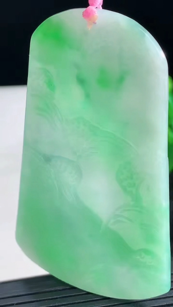 天然A货翡翠山水牌吊坠尺寸67.9-41.2-4.7重量:30.79g
3月26日