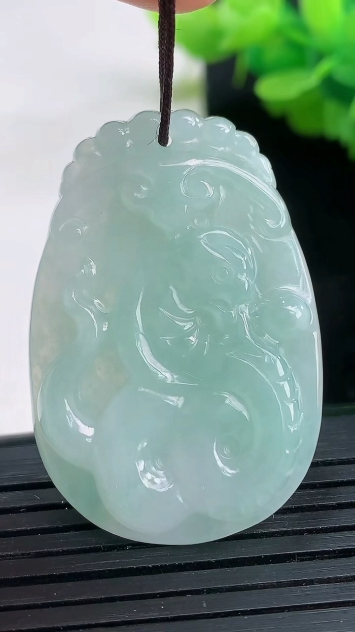 天然A货翡翠生肖蛇吊坠尺寸40-27-5.3重量:10.61g
3月26日