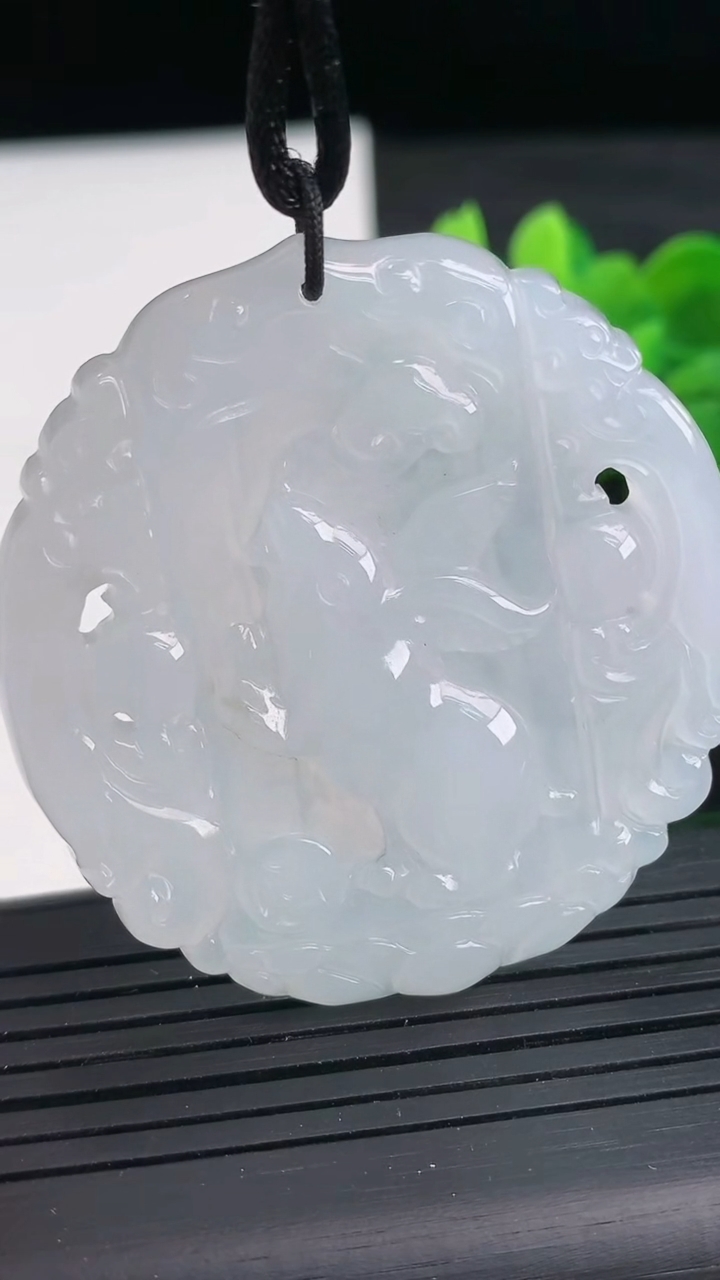 天然A货翡翠生肖兔吊坠尺寸49.5-46.4-5.1重量:22.07g
3月26日