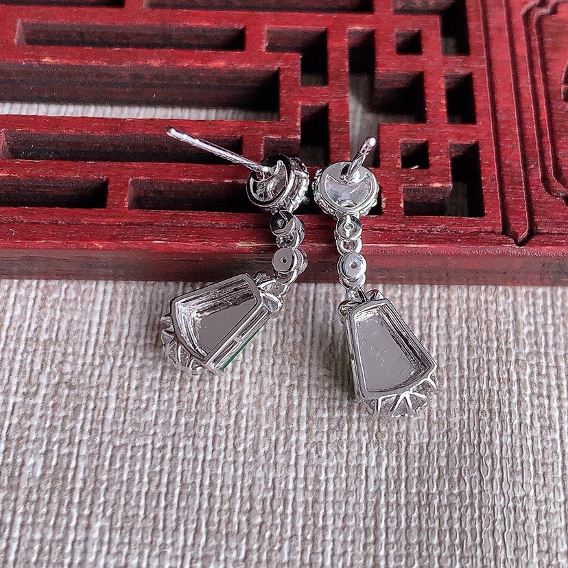 天然A货翡翠18K金伴钻阳绿无事牌耳坠 
尺寸7-5.5-4.2mm 重量2.85g 0324