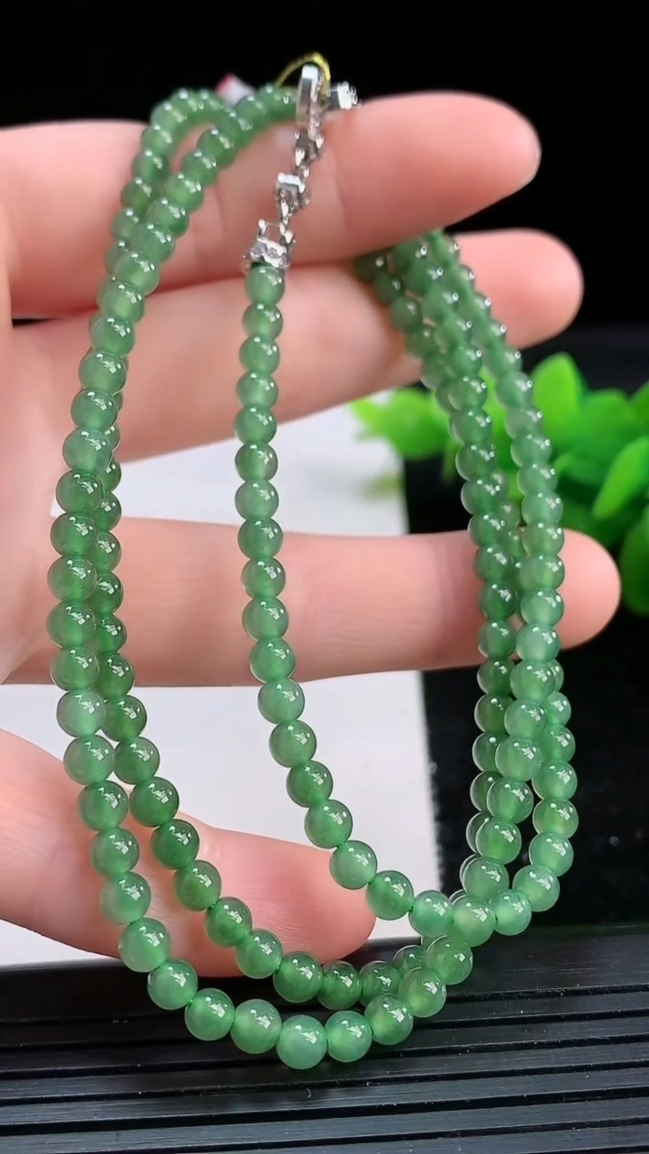 天然A货翡翠小米珠项链尺寸3.8-170颗重量:17.77g
3月26日