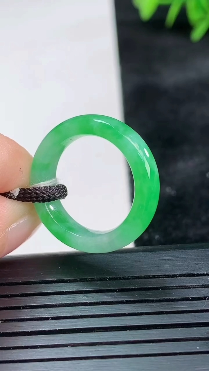 天然A货翡翠指环 戒指尺寸16.6-5.4-3.4重量:3.54g2026年3月26日
工厂直销收藏