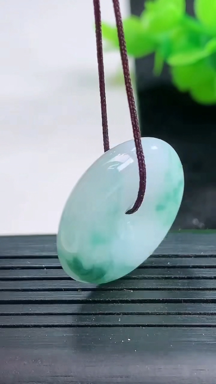 天然A货翡翠飘花平安扣吊坠尺寸23.2-5.7重量:6.71g
3月26日