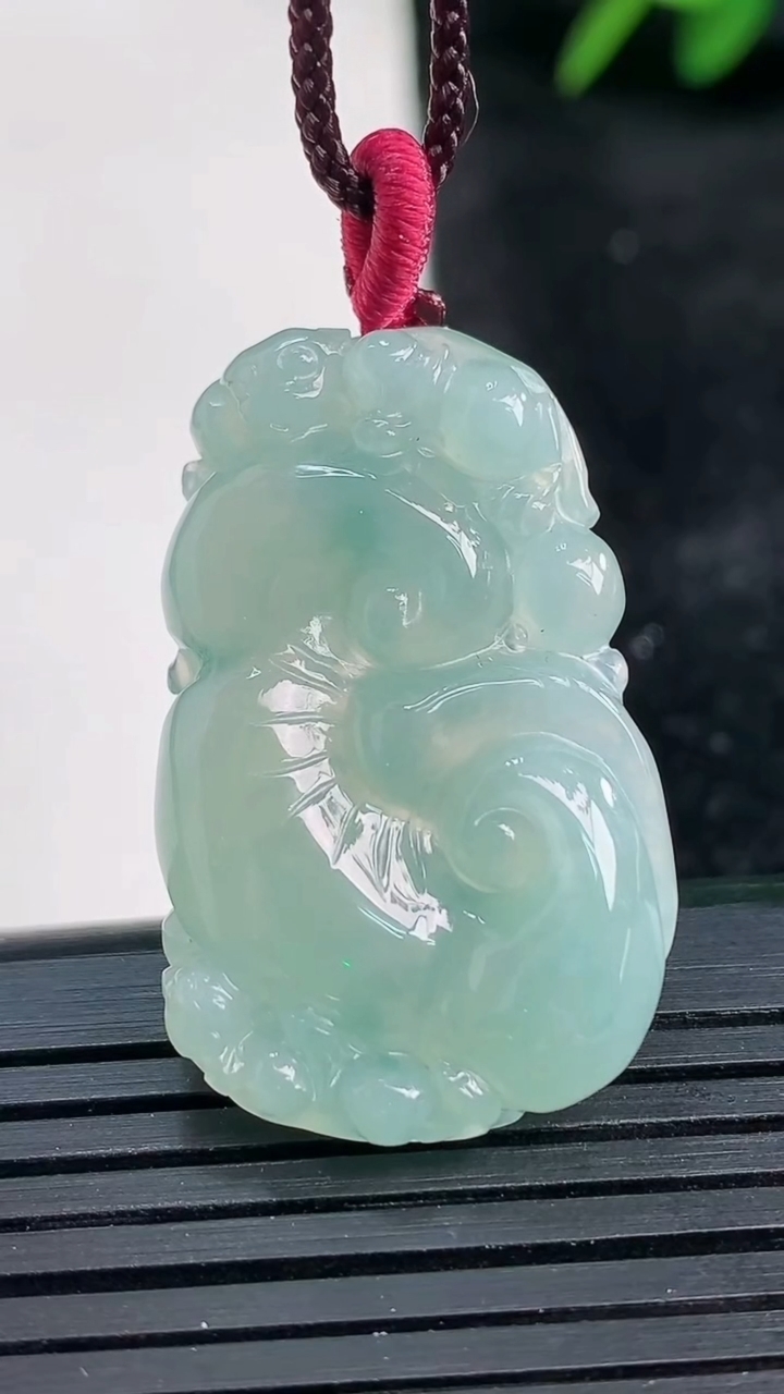 天然A货翡翠飘花如意吊坠尺寸32.8-20.1-5.6重量:7.57g
3月26日