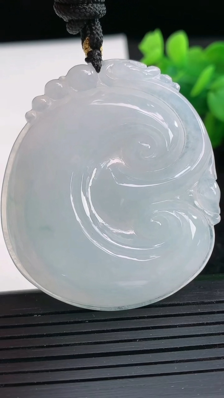 天然A货翡翠飘花如意吊坠尺寸51.8-45.3-6.1重量:29.32g
3月26日