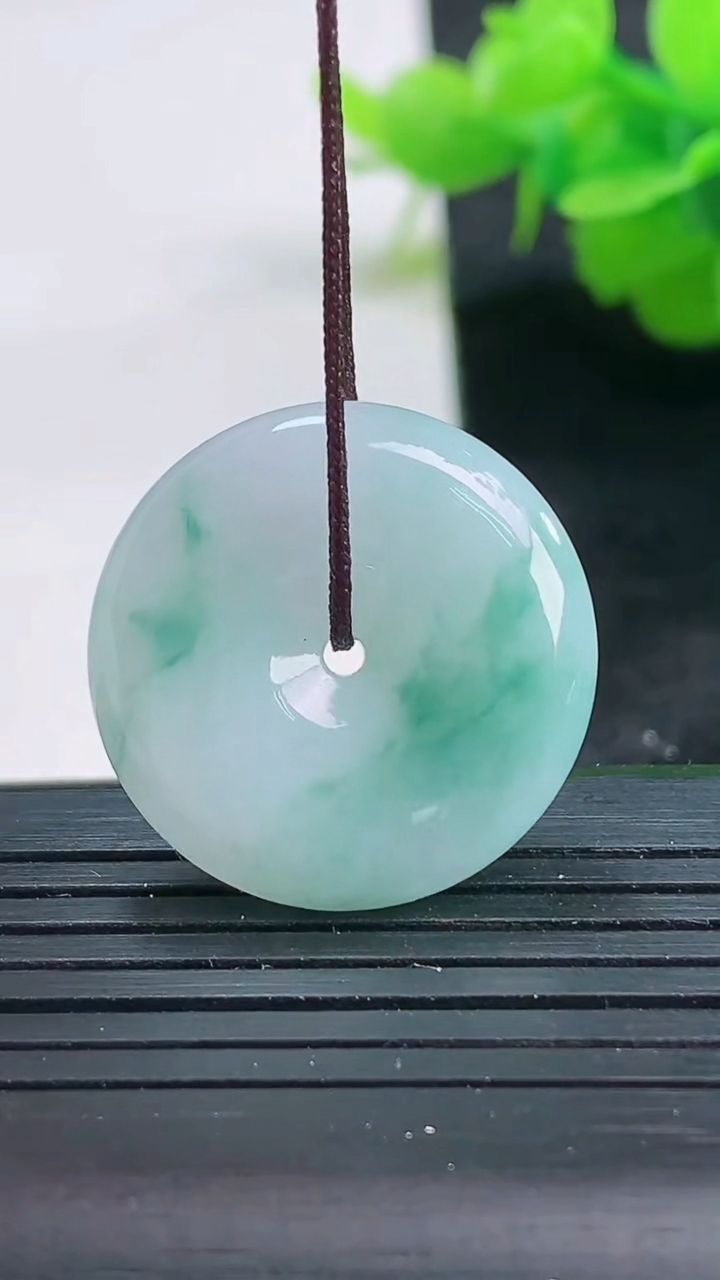 天然A货翡翠飘花平安扣吊坠尺寸23.2-5.7重量:6.71g
3月26日