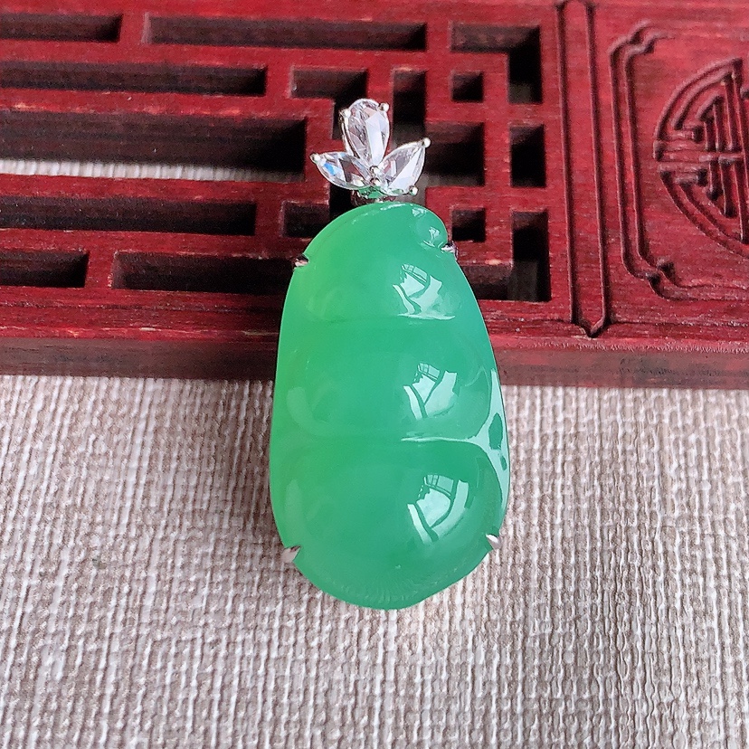 天然A货翡翠18K金伴钻镶嵌满绿四季豆福豆平安豆吊坠 
尺寸33-25.8-15.4-11.5mm 重量9.05g 0324